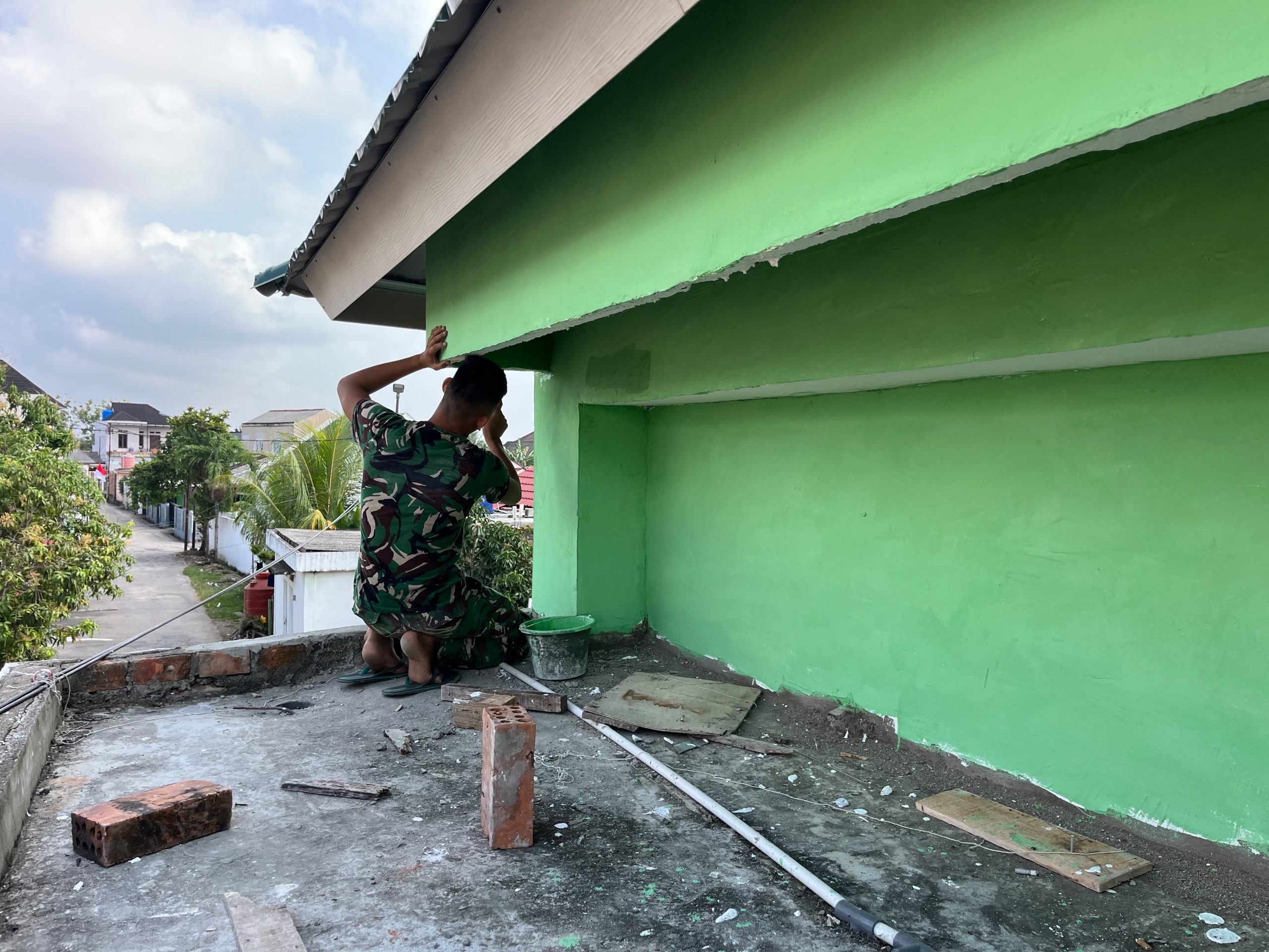 Hari Ke-20 TMMD Ke-129, Satgas Kodim 0418/Palembang Percepat Finishing Mushola Baitul Magfurin 1