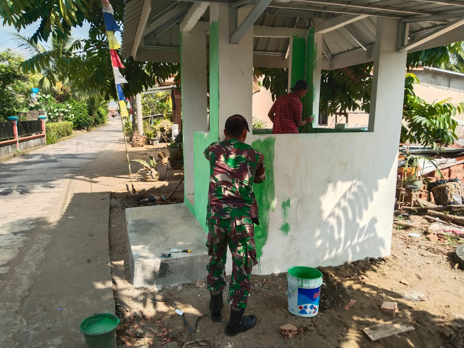 Satgas TMMD Ke-129 dan Warga Bergotong Royong Percantik Pos Kamling Talang Jambe 1