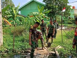 Semangat Gotong Royong Warnai Perbaikan Jembatan Menuju Rumah Ibu Suwarni oleh Satgas TMMD