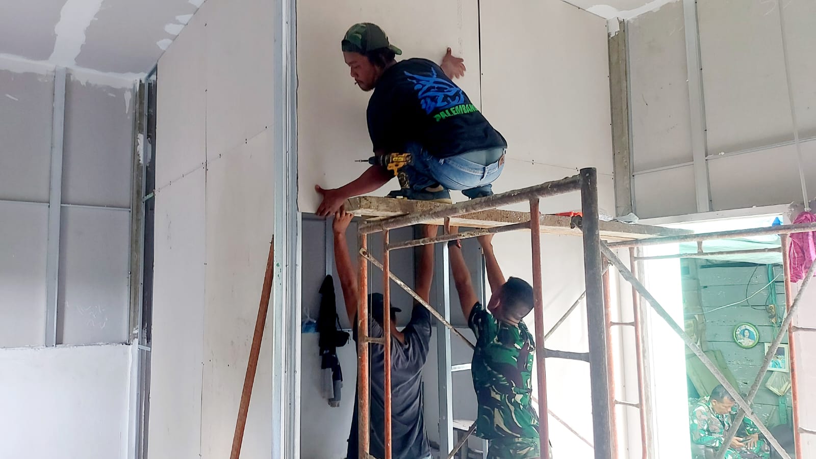 Semangat Gotong Royong Percepat Penyelesaian RTLH Ibu Sriyanti pada Hari Ke-20 TMMD 1