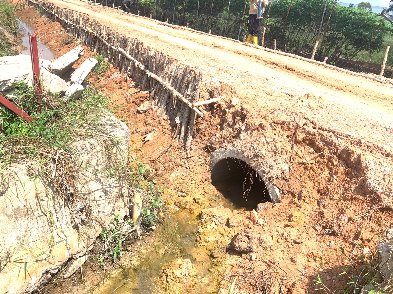 SATGAS TMMD KE-129 KODIM 0418/PALEMBANG BANGUN GORONG-GORONG DI SETIAP SISI JALAN, DUKUNG KUALITAS INFRASTRUKTUR TALANG JAMBE 1