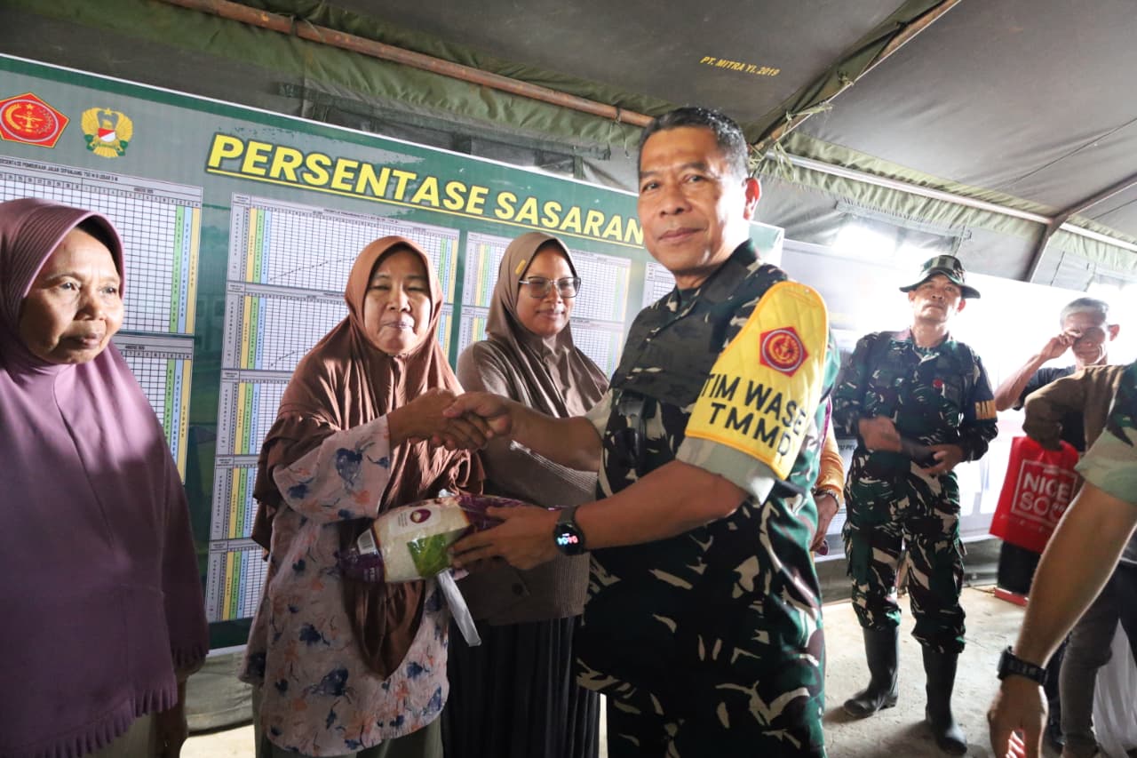 Katim Wasev TMMD Ke-129 Tinjau Penyaluran Sembako kepada Warga di Lokasi TMMD Kodim 0418/Palembang 1