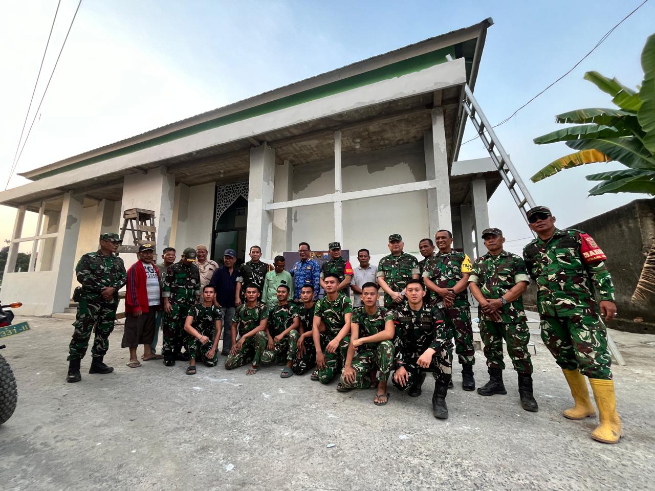 Foto Bersama Ketua Tim Wasev Warnai Keakraban Satgas TMMD dan Warga Talang Jambe 1