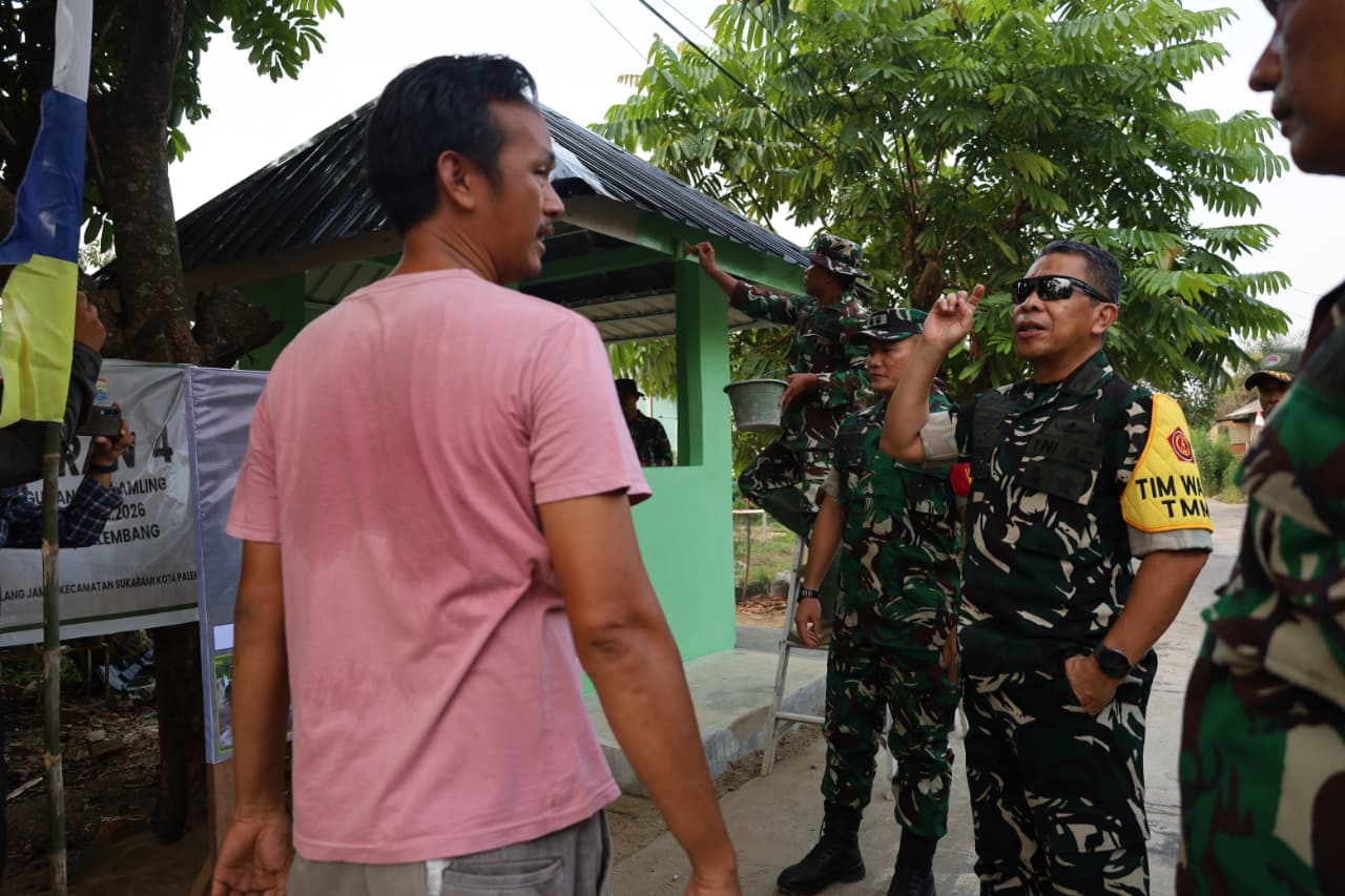 Ketua Tim Wasev TMMD ke-129 Tinjau Pengerjaan Pos Kamling di Kelurahan Talang Jambe 1