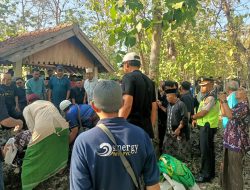 Polres Lamongan Bantu Pengamanan Prosesi Pemakaman Pendaki Gunung Piramid Bondowoso di Babat