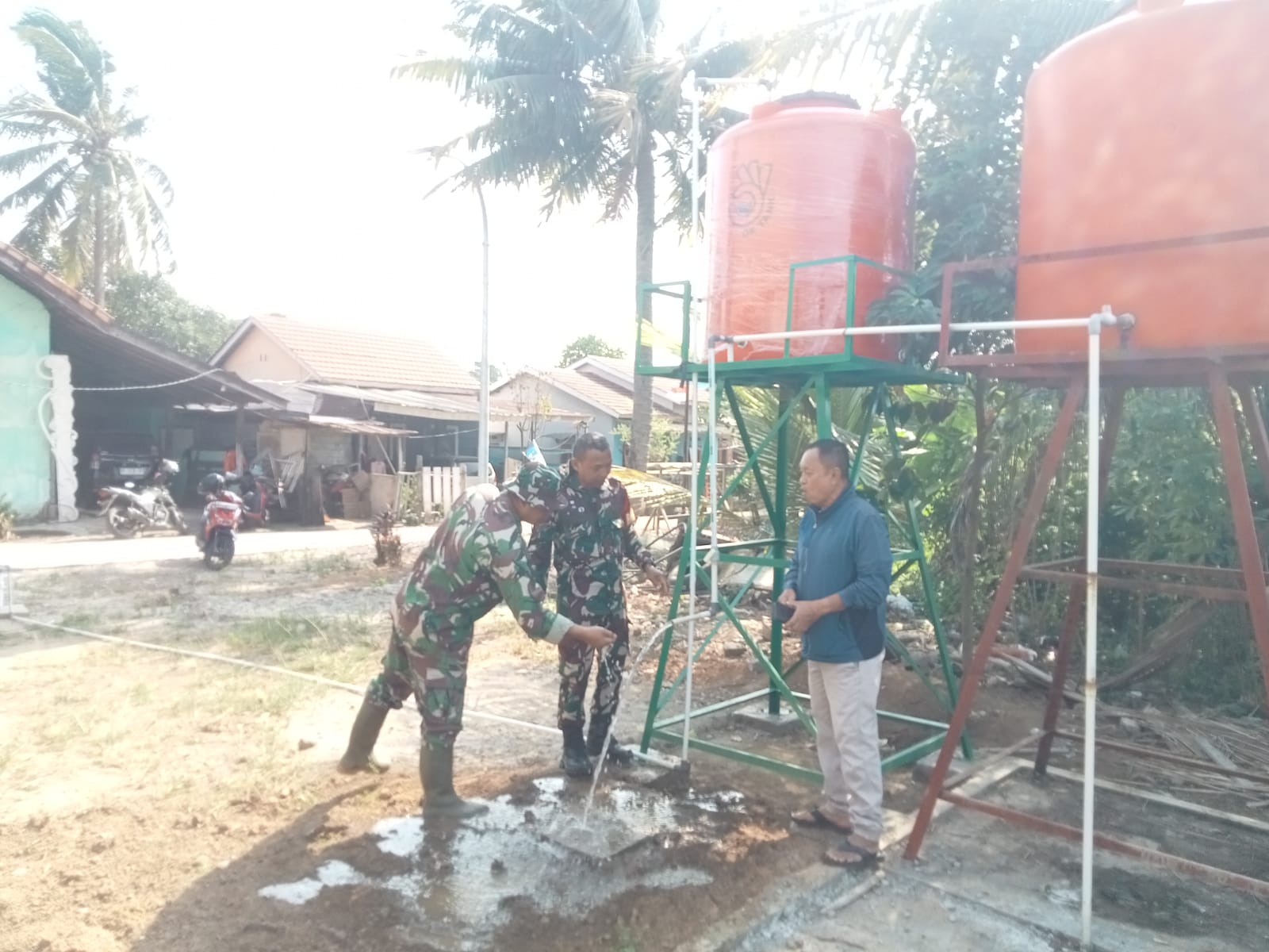 Satgas TMMD ke-129 Cek Air dan Tower Tandon Sumur Bor di Musholah Hidayatullah 1