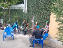 Babinsa Bukit Sangkal Komsos Bersama Warga Bahas Persiapan Lomba HUT Kemerdekaan RI
