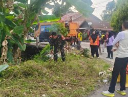 Babinsa Sei Lais Bersama Warga Gotong Royong Bersihkan Rumput dan Sampah di Lingkungan