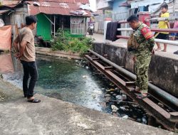 Babinsa 36 Ilir Koramil 418-01/Makrayu Bersama Ketua RT Bahas Penanganan Sampah Penyumbat Sungai