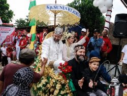 Tiga Bule Ikuti Kemeriahan HUT RI di Desa Cikunir, Kehadirannya Jadi Tontonan Warga