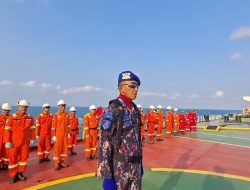 Satpolairud Polres Lamongan Bersama Crew Pertamina EP Gelar Upacara HUT Ke-81 RI di Atas Kapal