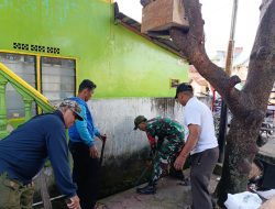 Antisipasi Banjir, Babinsa 10 Ilir Koramil 418-05/Lemabang Bersama Warga Bersihkan Lingkungan