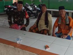 Babinsa Kalidoni Koramil 418-05/Lemabang Salat Zuhur Bersama Warga, Bahas Keamanan Lingkungan Masjid