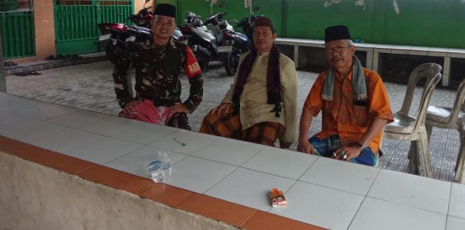 Babinsa Kalidoni Koramil 418-05/Lemabang Salat Zuhur Bersama Warga, Bahas Keamanan Lingkungan Masjid 1