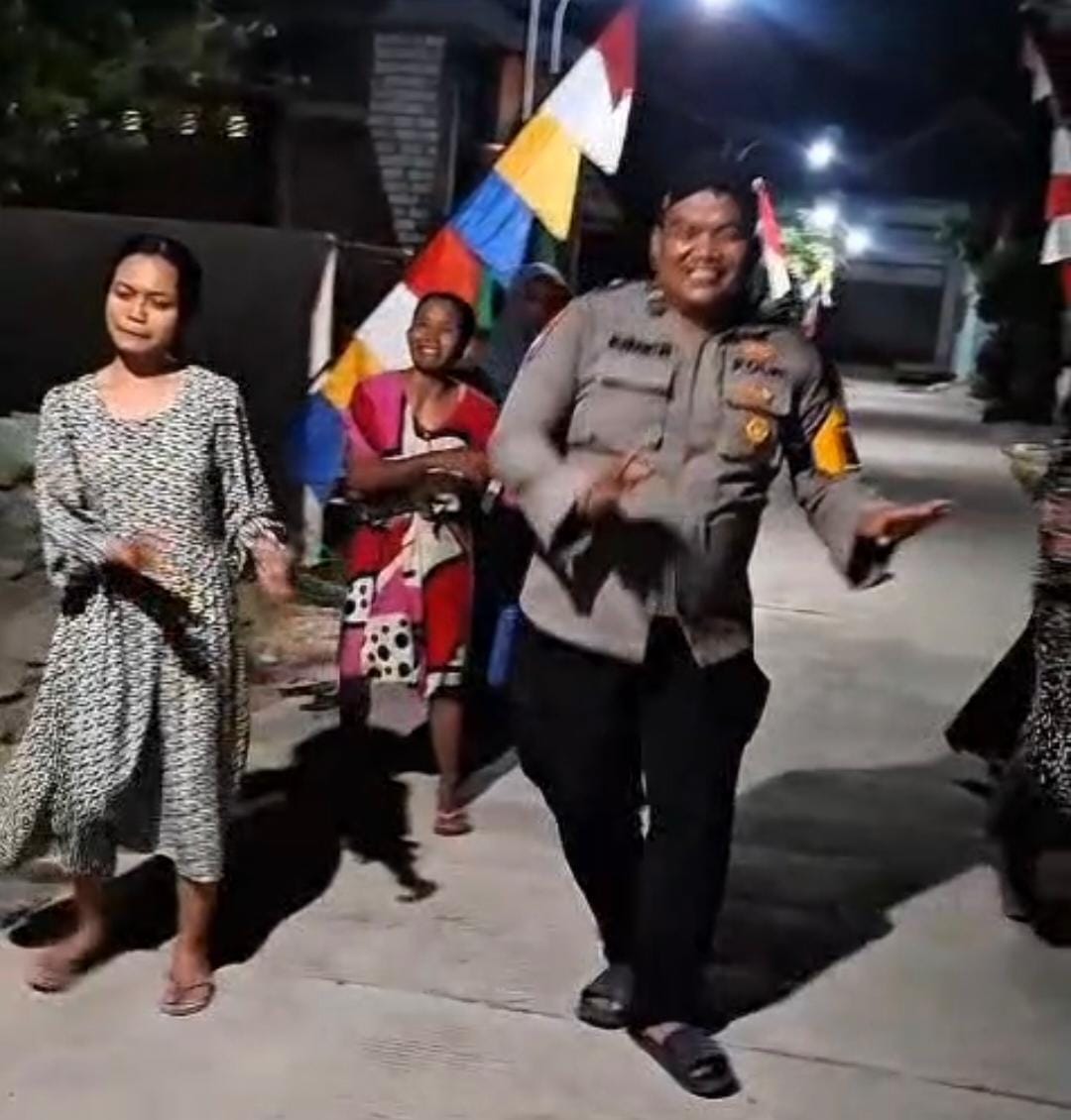Mas Bhabin Ikut Joget Bareng Emak-Emak, Semangati Persiapan Karnaval HUT Ke-81 RI 1