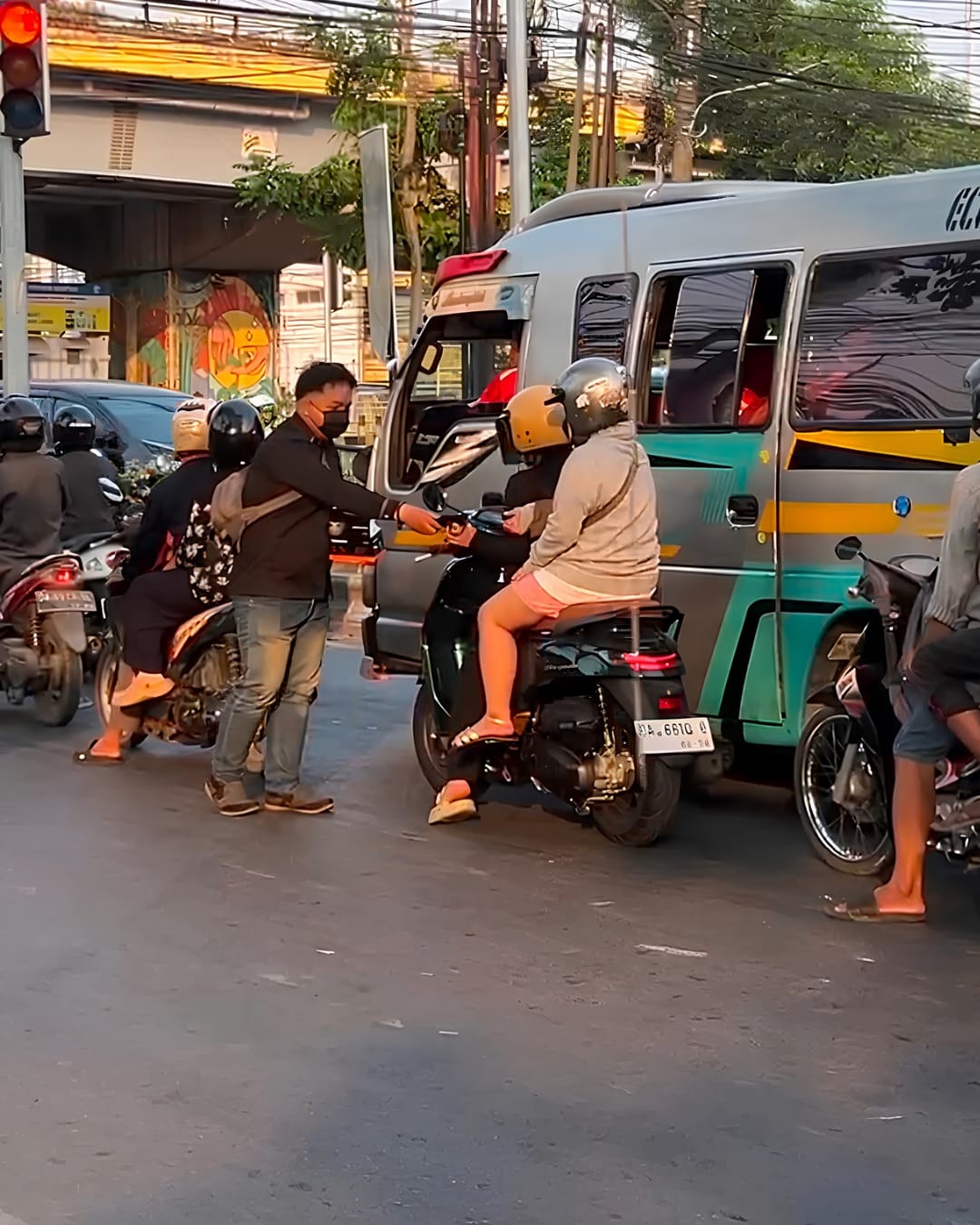 Cegah ISPA, Apri Wilianto, S.Kep dan Rekannya Tebar Masker Gratis di Perempatan Bawah Flyover Banjarmasin 1