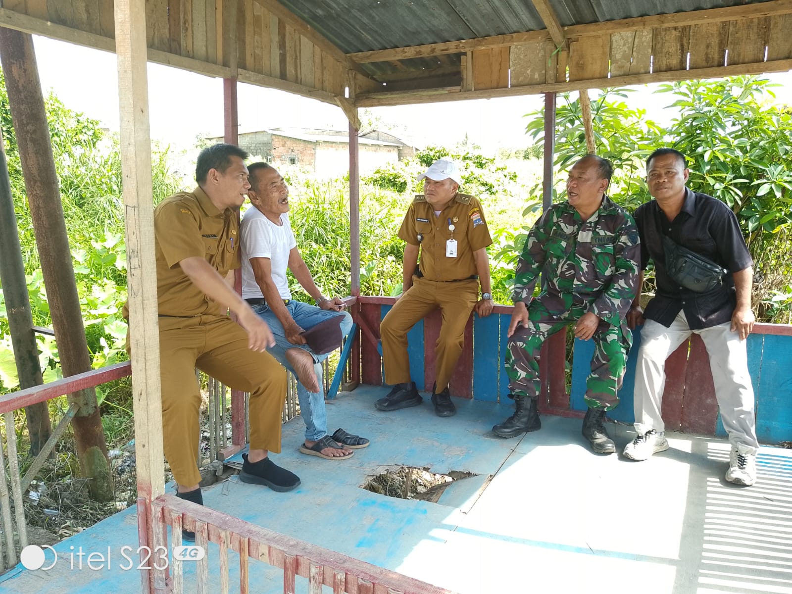Babinsa Sei Buah Koramil 418-05/Lemabang Ajak Warga Aktifkan Ronda untuk Jaga Kamtibmas 1