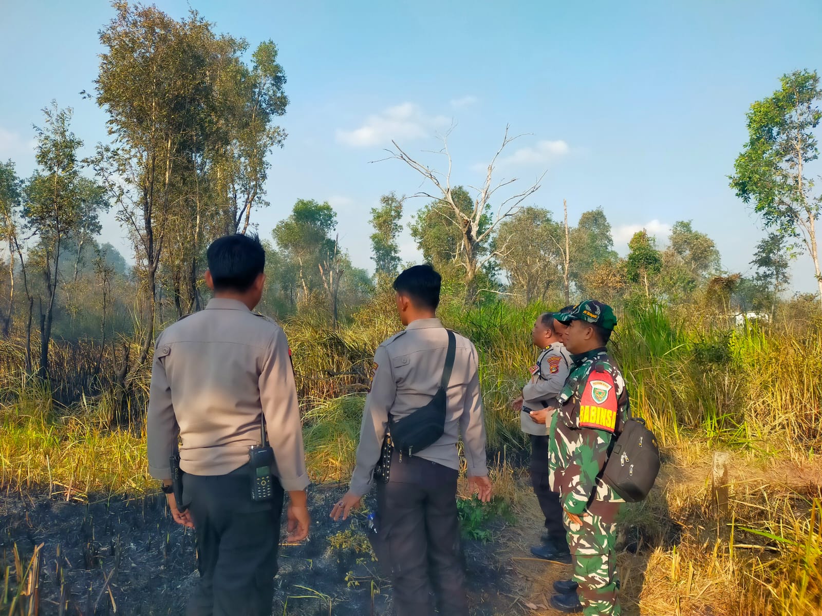 Babinsa Kemas Rindo Gerak Cepat Padamkan Kebakaran Lahan, Sekitar 5 Hektare Terbakar 1