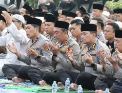 Hadapi Kemarau dan Karhutla, Polda Sumsel Gelar Sholat Istisqo dan Salurkan Bansos
