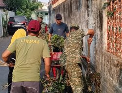 Babinsa 5 Ilir Koramil 418-05/Lemabang Bersama Warga Gelar Bakti TNI, Bersihkan Jalan dan Saluran Got