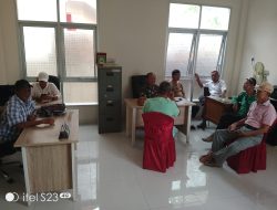Babinsa Sei Buah Koramil 418-05/Lemabang Bersama RT dan RW Rencanakan Bhakti TNI Bersihkan Tumpukan Sampah