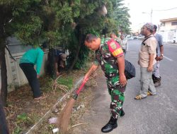 Bhakti TNI, Babinsa 9 Ilir Bersama Warga Bersihkan Pinggir Jalan Komplek Kenari