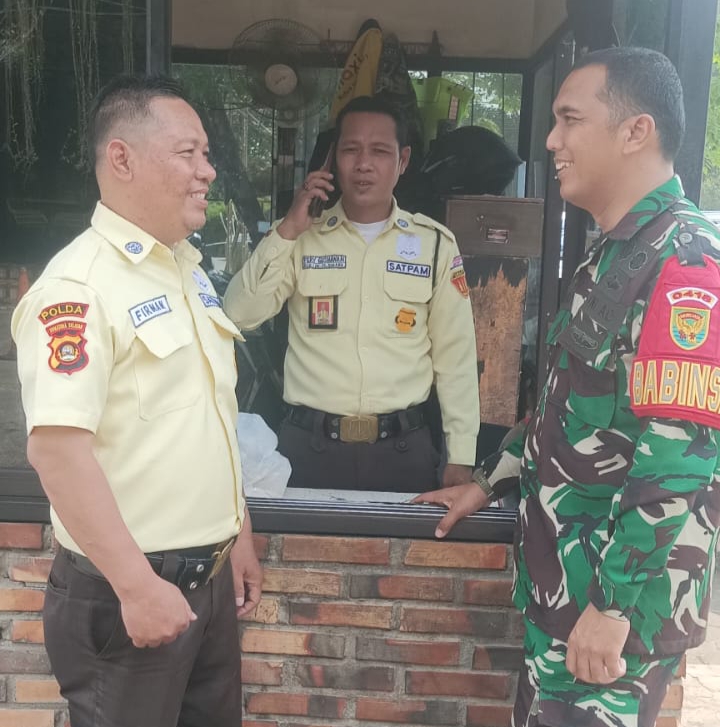 Babinsa Duku Koramil 418-05/Lemabang Perkuat Keamanan Wilayah melalui Komunikasi Bersama Security SPBU Golf 1