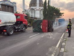Truk Colt Diesel Terguling Usai Tabrak Tiang PJU di Plosowayu Lamongan