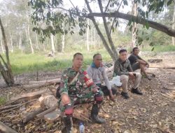 Babinsa Pulokerto Bahas Pencegahan Karhutla Bersama Ketua RT