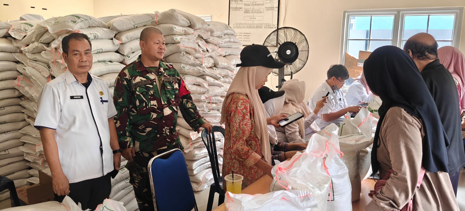Babinsa Delapan Ilir Dampingi Pembagian Bantuan Pangan untuk 1.071 KK 1