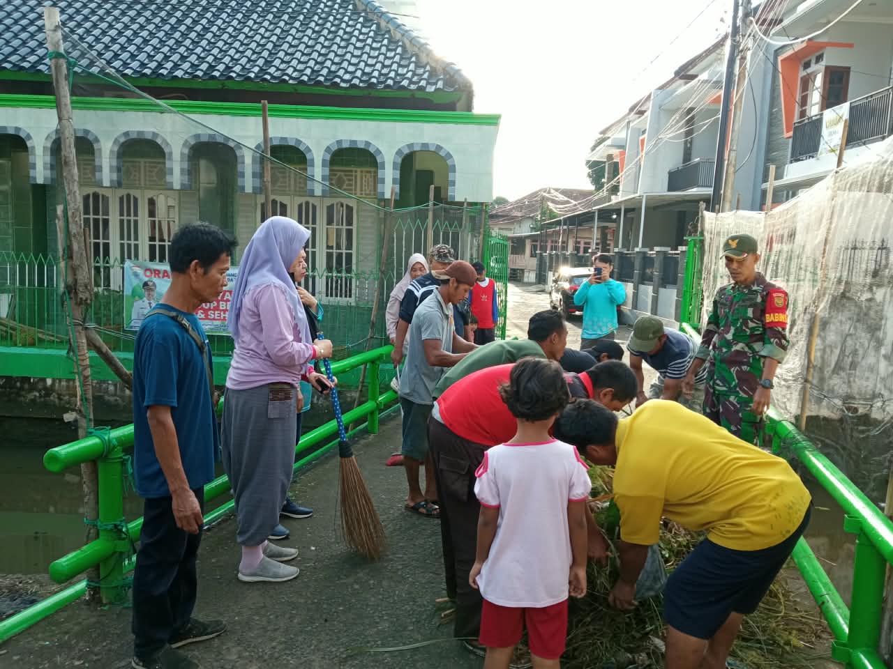 Babinsa 10 Ilir dan Warga Bersihkan Lingkungan, Cegah Banjir Jelang Musim Hujan 1