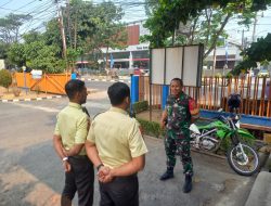 Babinsa Duku Ajak Satpam Bulog Tingkatkan Keamanan Lingkungan Kantor