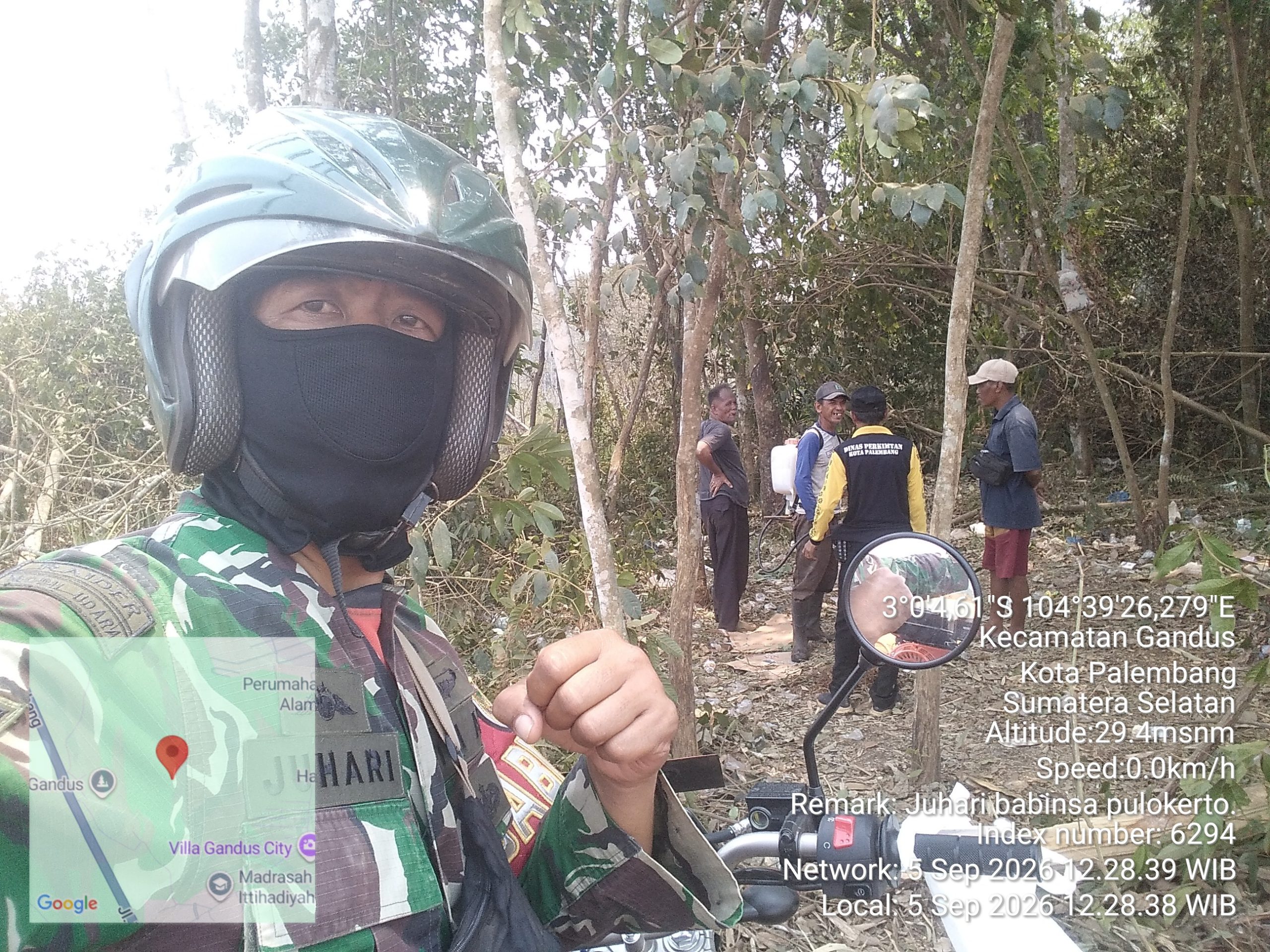 Babinsa Gerak Cepat Padamkan Kebakaran Lahan 5.000 Meter Persegi di Pulo Kerto Gandus 1