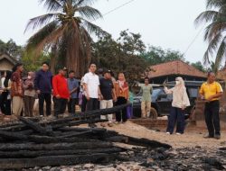 Kebakaran Lahap Tiga Rumah di Bukit Batu OKI, Muchendi Turun Langsung Temui Korban