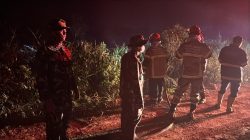 Babinsa Talang Betutu Bantu Padamkan Kebakaran Lahan di Purnama Regency di Kelurahan Talang Betutu 5