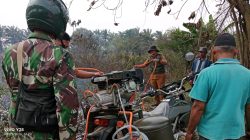 Babinsa Pulokerto Gerak Cepat Padamkan Kebakaran Lahan dengan Motor Trail Modifikasi 5