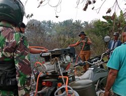 Babinsa Pulokerto Gerak Cepat Padamkan Kebakaran Lahan dengan Motor Trail Modifikasi