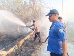 Api Berkobar di Dekat Perumahan, Polsek Lamongan Kota Gerak Cepat Cegah Kebakaran Meluas