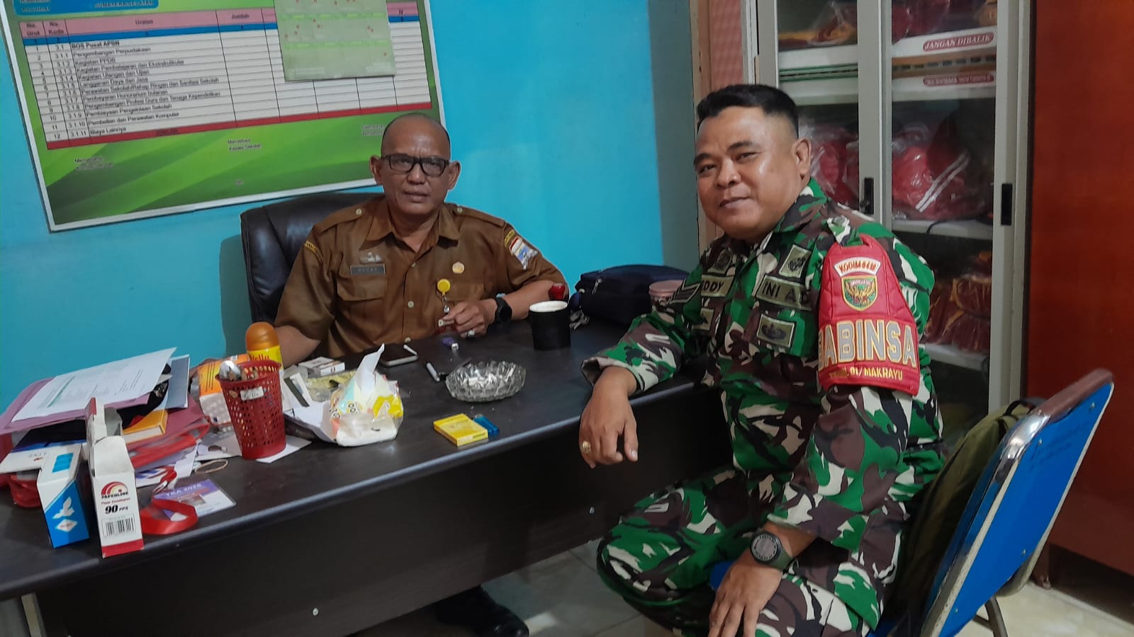 Asap Karhutla Ganggu Aktivitas Belajar, Babinsa Koramil 418-01/Makrayu Pantau Kondisi SDN 143 1