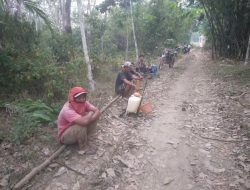 Babinsa Pulokerto Bersama Warga Siaga Cegah Karhutla di Sungai Lacak