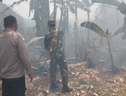 Babinsa Karya Baru Bantu Padamkan Kebakaran Lahan Semak Belukar di RT 28