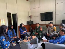 Babinsa Bukit Sangkal Bersama Kelurahan dan Bhabinkamtibmas Imbau Warga Tak Bakar Sampah Sembarangan