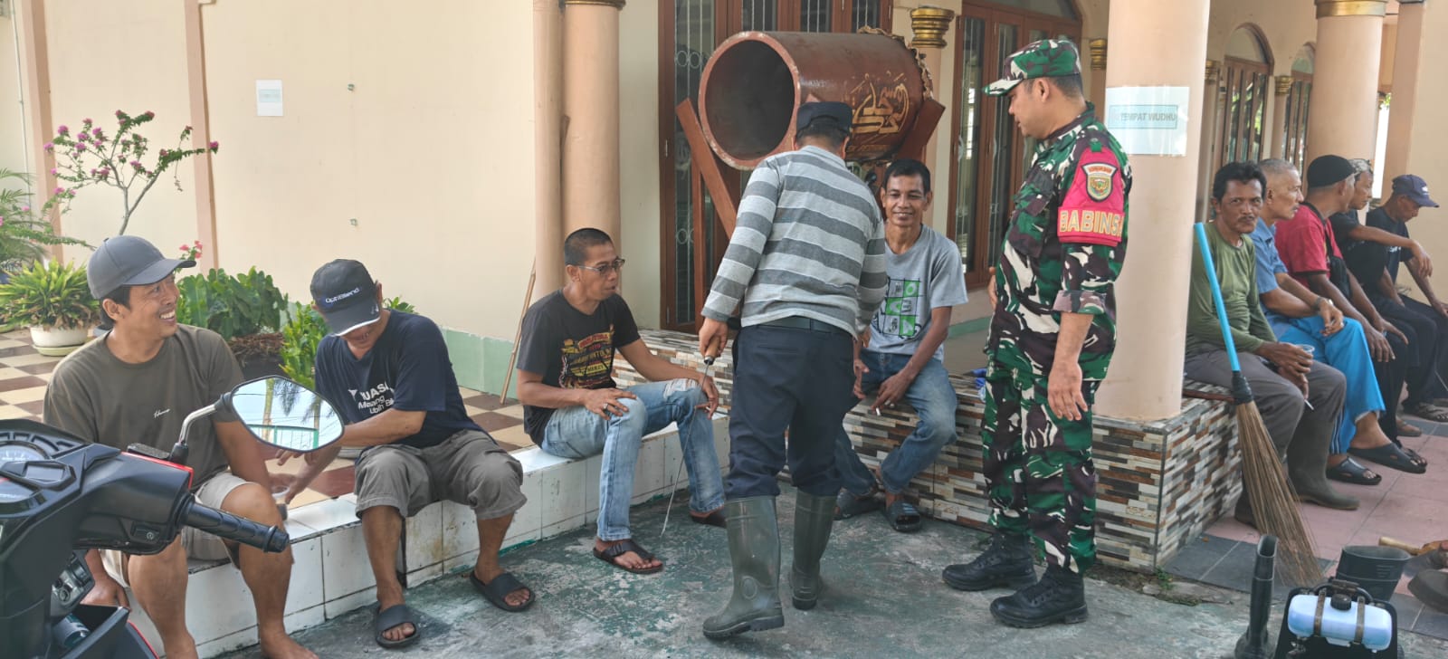 Babinsa Delapan Ilir Monitor Warga, Ingatkan Pentingnya Keamanan dan Kebersihan Lingkungan 1