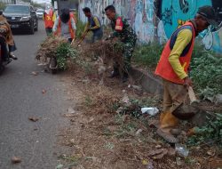 Babinsa Bukit Sangkal Bersama PUPR dan RT Bersihkan Sampah di Jalan Sapta Marga