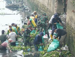 Dandim 0418/Palembang Pimpin Pembersihan Aliran Sungai Sekanak,KARYA BHAKTI GERAKAN INDONESIA ASRI Kota Palembang