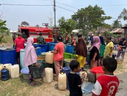 Kodim 0418/Palembang Salurkan Bantuan Air Bersih untuk Warga Kampung Serang