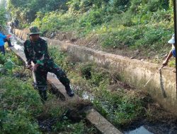Babinsa Kuto Batu Bersama Warga Bersihkan Sungai, Antisipasi Sumbatan Saat Musim Hujan