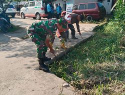 Babinsa Sungai Selincah Bersama Warga Gotong Royong Bersihkan Lingkungan