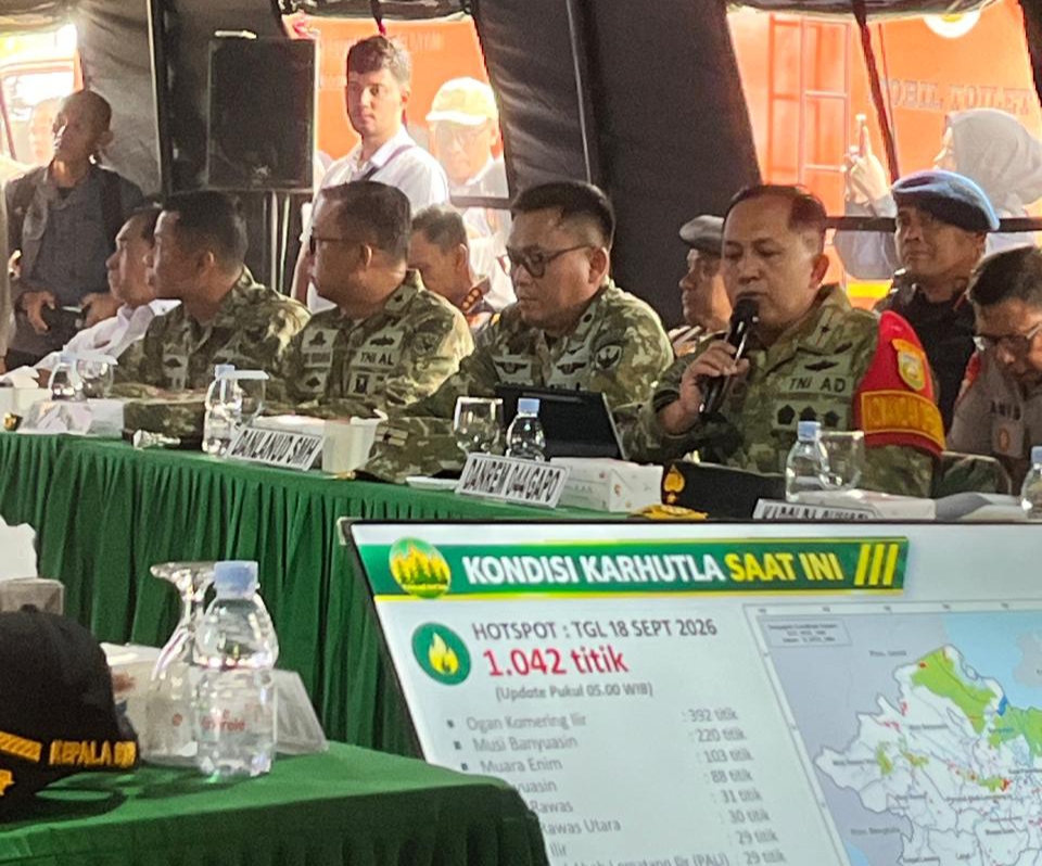 Menkopolkam Tinjau Posko dan Titik Karhutla di Kertapati Palembang 1