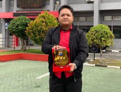 Kapolresta Banjarmasin Kombes Pol Riza Muttaqin Serahkan Plakat Penghargaan kepada Apri Wilianto
